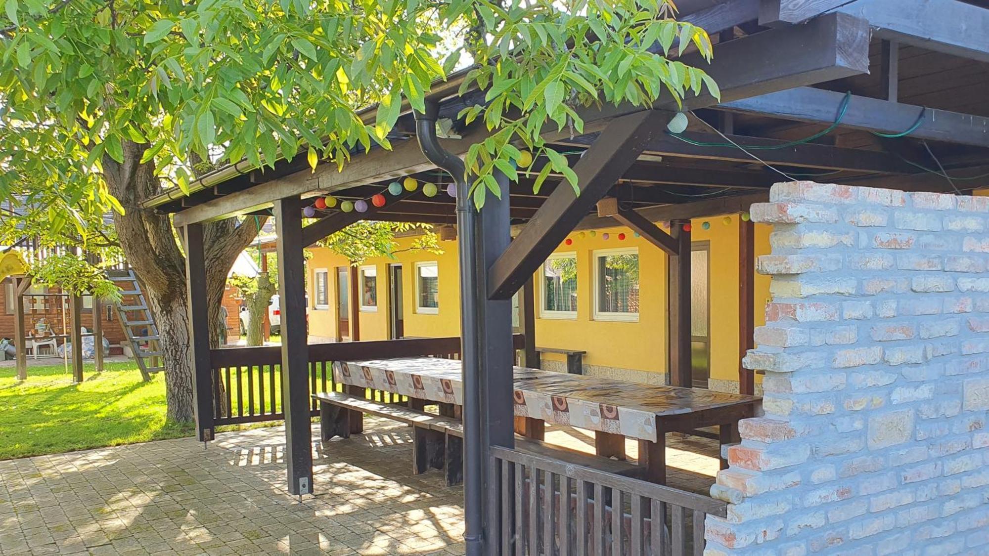 Penzion Koliesko Hotel Veľký Meder Екстериор снимка